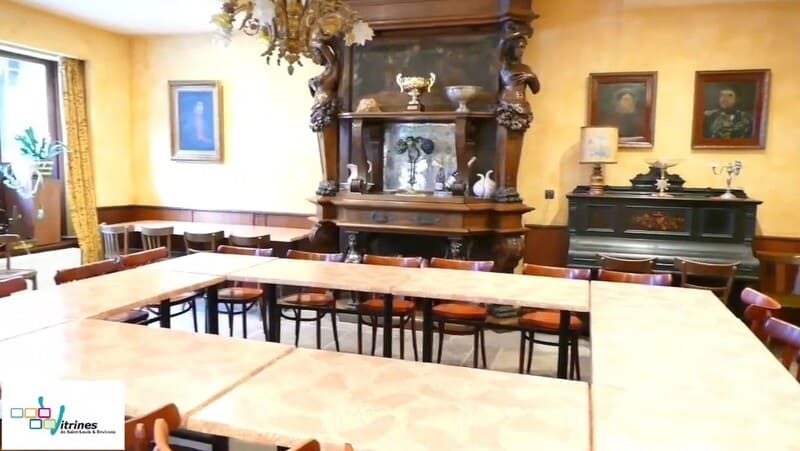 Salle de séminaire entièrement équipée du restaurant La Diligence, modulable pour accueillir des événements professionnels ou privés.