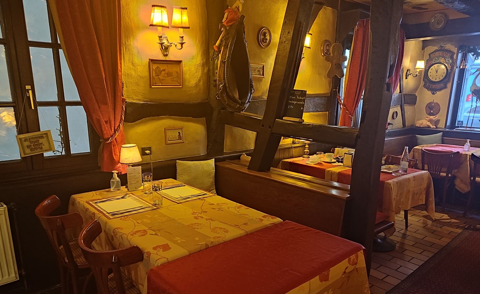 https://www.ladiligence.fr/wp-content/uploads/2025/10/Salle-chaleureuse-du-restaurant-La-Diligence-a-Saint-Louis-Haut-Rhin.jpg