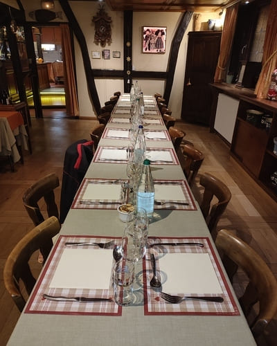 Grande table de banquet élégamment dressée au restaurant La Diligence à Saint-Louis (68300). Le visuel met en avant la configuration idéale pour les repas de fête et les réceptions de groupe.