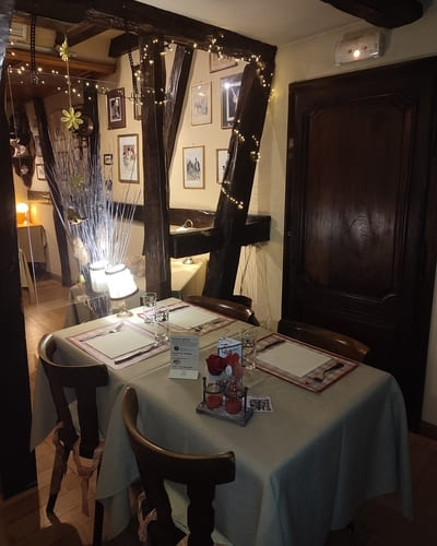 Photo de la salle de banquets du restaurant La Diligence à Saint-Louis (68300). La salle est aménagée avec de grandes tables et un décor traditionnel, parfaite pour accueillir des événements ou réceptions de groupe.